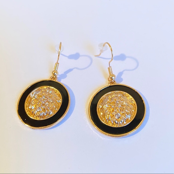 Super gorgeous and fashion pair of earrings news - Picture 1 of 2